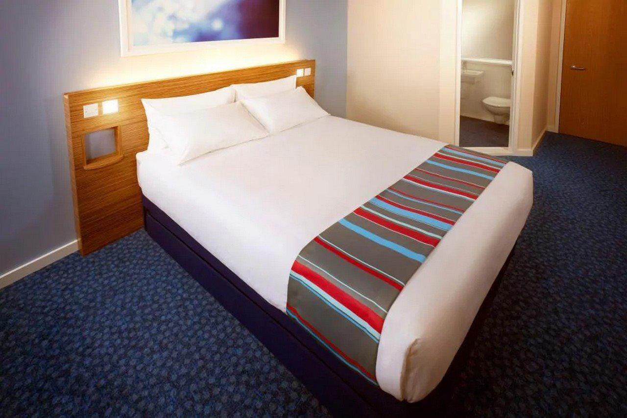 Travelodge Cardiff Central Queen Street Exterior photo