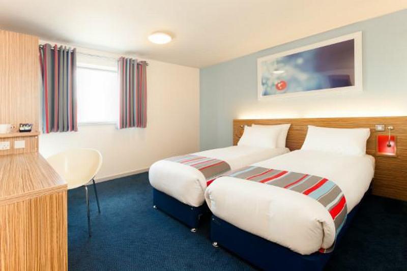 Travelodge Cardiff Central Queen Street Exterior photo